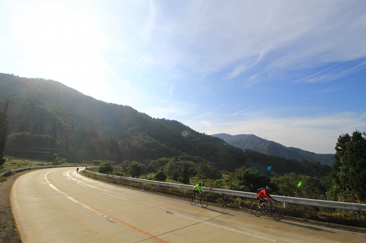 宮城県へ向かって標高を上げていく