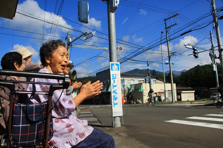 おばあちゃんたちが応援してくれる、東京から来たんですよ、と言うと喜んでくれるのだ。ただ東京から来ただけなのに。それだけなのに。