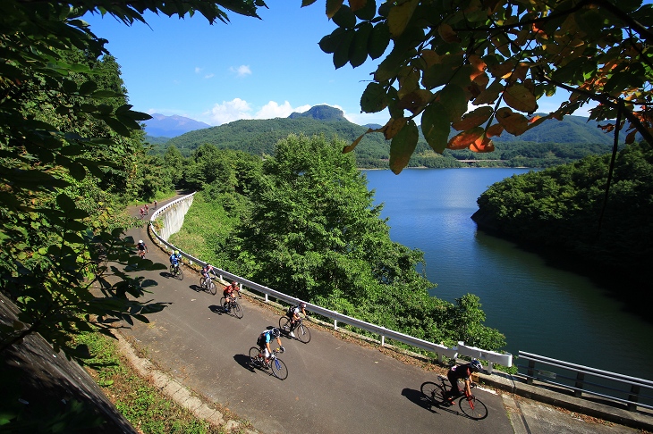 七ヶ宿湖の南岸を行く