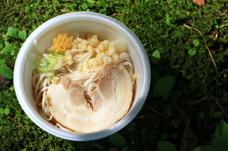 こちらが白石温麺(しろいしうーめん) さっぱりとした麺にチャーシューと天かすがベストマッチ
