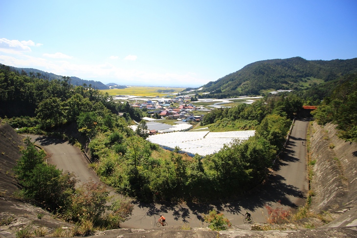 蛭沢湖からの下り、南陽市の街並みが遠くに広がる