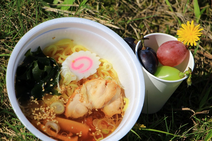 南陽市の名物麺であるラーメンと3種のぶどう