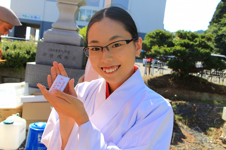 巫女さんが登場し、御神籤を引ける