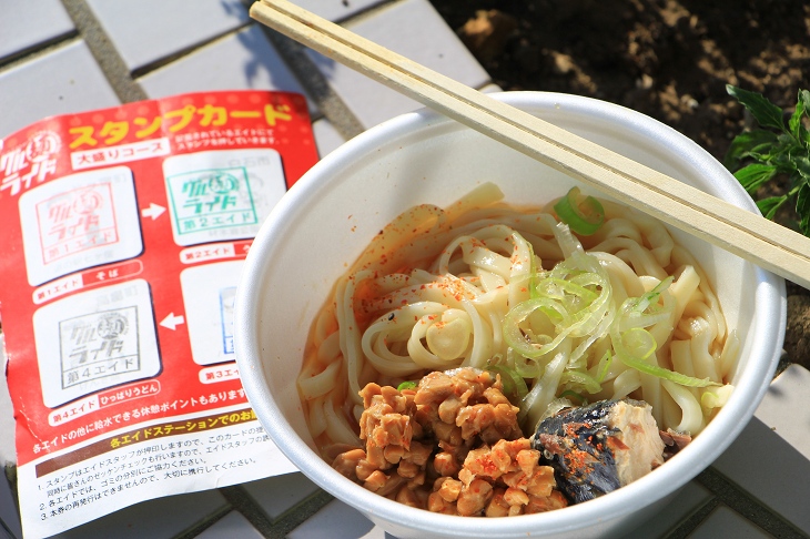 高畠町ではひっぱりうどんが提供された　ひきわり納豆とサバ缶をうどんと一緒に絡めて頂く