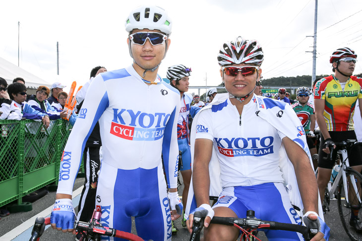 スタート前の成年男子京都勢。草場啓吾(左、日本大)が優勝、孫崎大樹(右、早稲田大)が3位。ともに北桑田高校同期だ