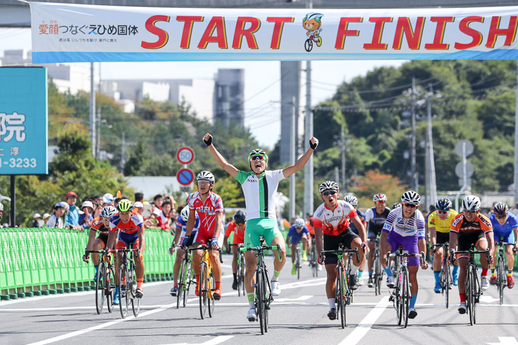 少年男子 集団スプリントを西原裕太郎(奈良、榛生昇陽高)が制し、自身ロード全国大会初優勝