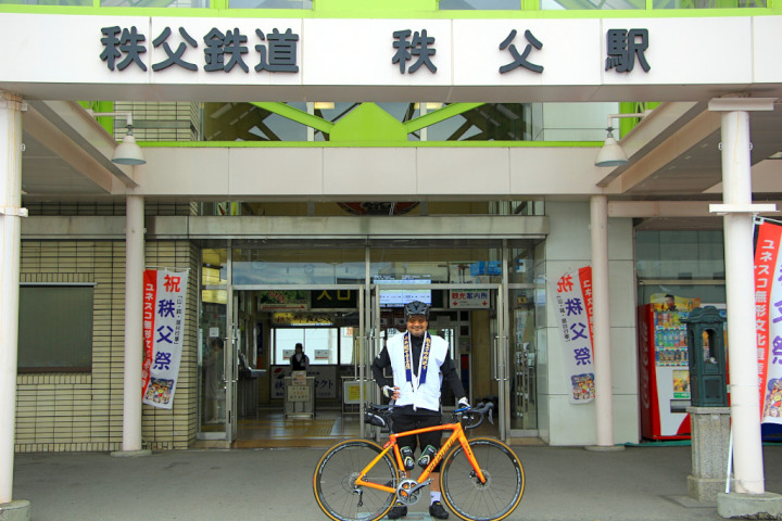 午前八時。三十四観音札所巡りはSLなども運行される秩父駅からスタートです