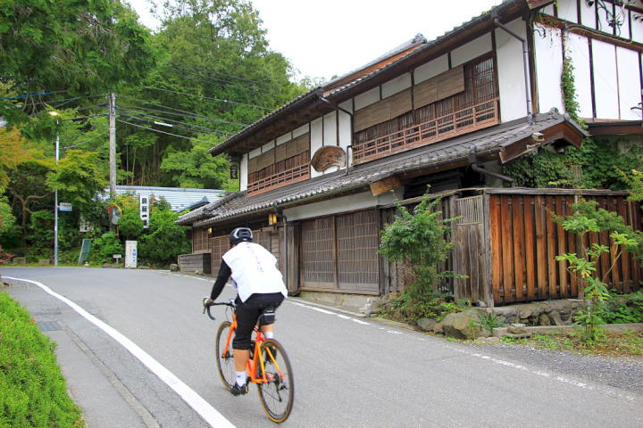 1番札所の前には江戸時代より門前宿として栄えた”旅籠一番”があります。古風な外見に反し露天風呂、シモンズベッド付きの客室、バーも用意されています