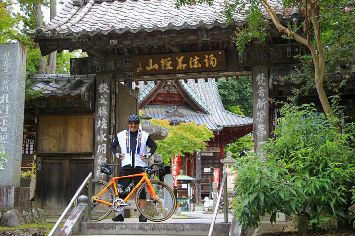 秩父札所一番”四萬部寺（しまぶじ）”に到着です。山門は道路に面しています