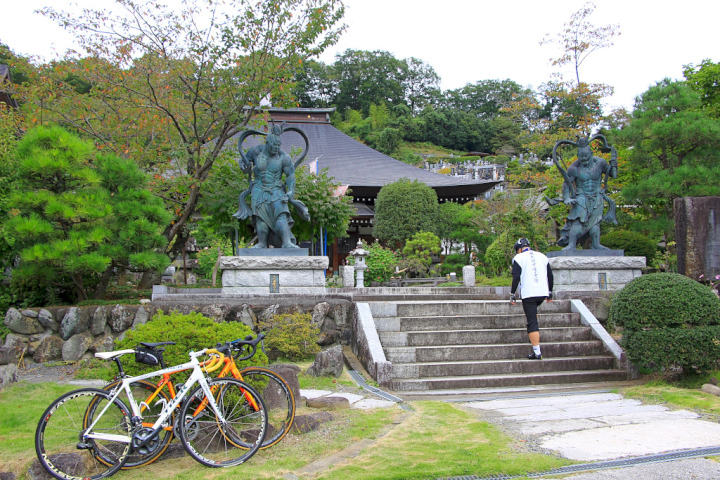 納経は真福寺から2.3km坂を下った先にある光明寺にて行います。立派な阿吽の像と本堂が目印です