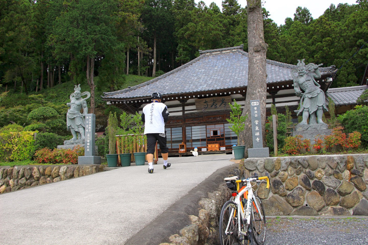 県道から600m入り、横瀬川を越えてると現れるのが札所三番”常泉寺（じょうせんじ）”です