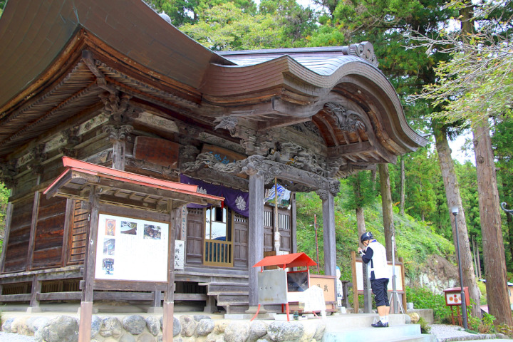 1870年に秩父神社から移築した観音堂があります。虹梁に彫られた美しい龍と鳳凰の透かし彫りが見所です