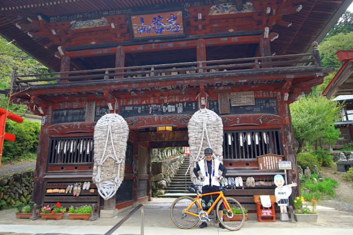 札所四番”金昌寺（きんしょうじ）”の山門は秩父札所のうちで最も豪華であり大きなわらじが目印です