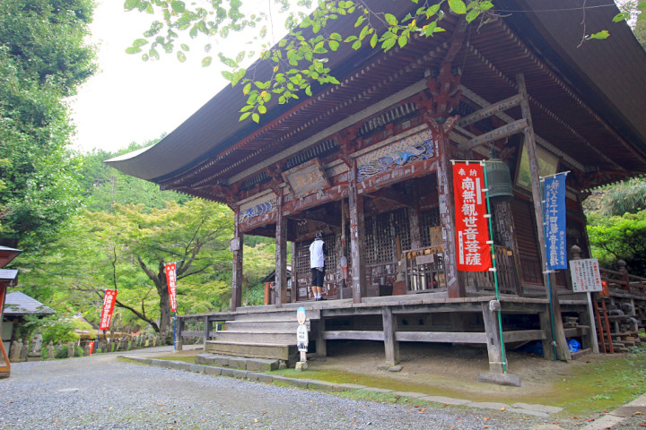 大きく立派な観音堂は江戸中期に建てられ唐風様式の三間四面の構造をしています