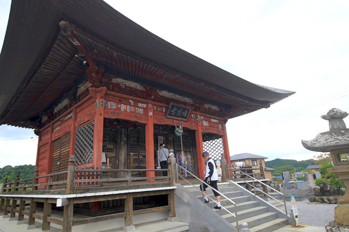 周りに生け垣などの境界がなく近所の公園のようなシンプル佇まいとなっている札所五番”語歌堂（ごかどう）”