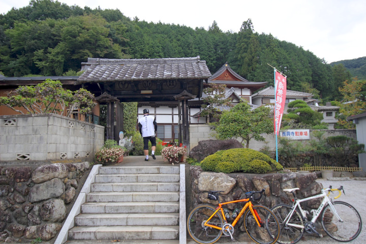 納経をする長興寺は語歌堂から200mほど離れたところあり、親しみやすい民家のような雰囲気です