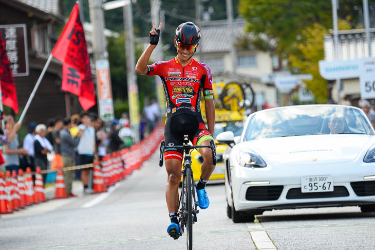 今季2勝目をアピールしてゴールする雨澤毅明（宇都宮ブリッツェン）