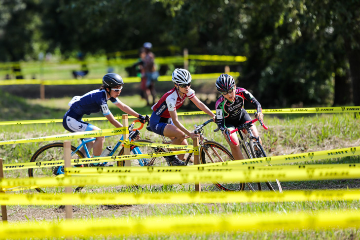 女子エリート　3番手パックを形成する福本千佳（Live GARDEN Bici Stelle）、西山みゆき（ToyoFrame）、西形舞（TRC PanamaReds）