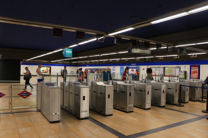 マドリード地下鉄の改札は日本のオフィスにあるようなタイプのゲート
