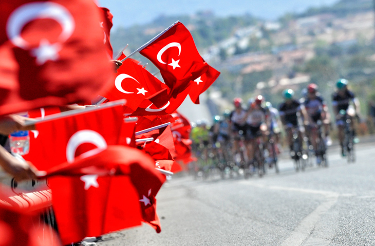 コース沿道に並ぶトルコ国旗