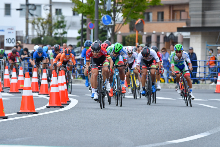 鈴木譲(宇都宮ブリッツェン)が先頭に立って最終周に入る