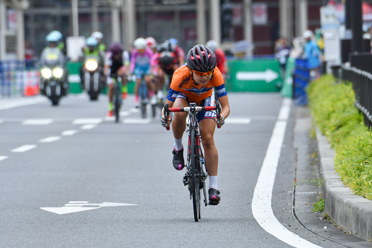 合田祐美子(BH BIORACER)がアタックし、単独で逃げる