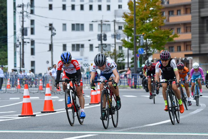 三つ巴のゴールスプリントを樫木祥子（AVENTURA AIKOH VICTORIA RACING）が制する