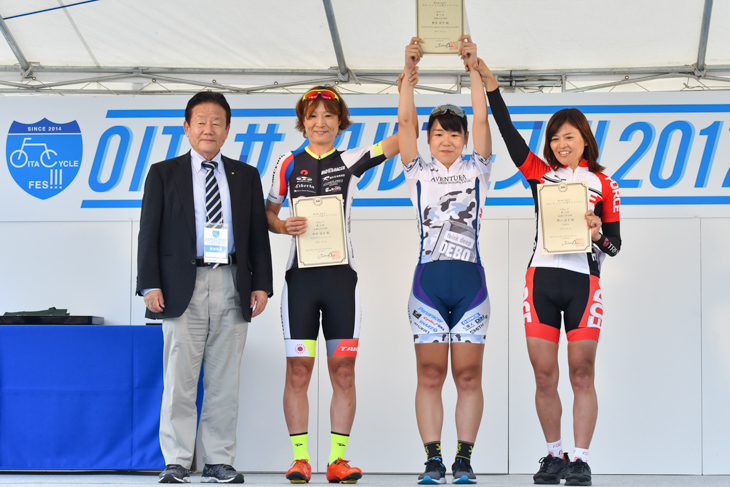 Fクラスタ表彰式 樫木祥子(AVENTURA AIKOH VICTORIA RACING)が優勝