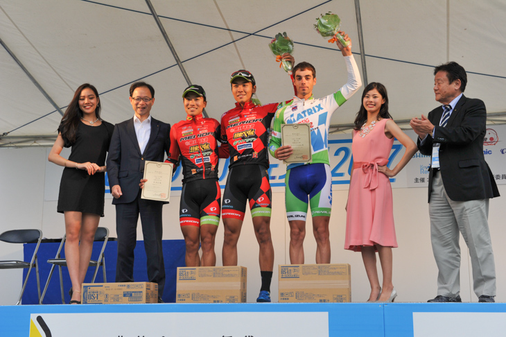 P1クラスタ表彰式 1位小野寺玲、2位岡篤志、3位3位 アイラン・フェルナンデス(マトリックスパワータグ)
