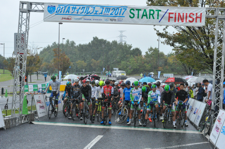 おおいたサイクルロードレース　スタート前には急逝された高木秀彰氏への黙祷が捧げられた