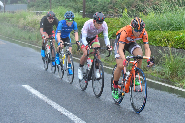 レース序盤に入部正太朗(シマノレーシング)、小野寺玲(宇都宮ブリッツェン)、白川幸希(VICTOIRE広島)、阿部嵩之(宇都宮ブリッツェン)の逃げ集団ができる