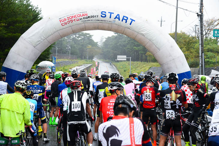 スタートゲートの前に集まった参加者