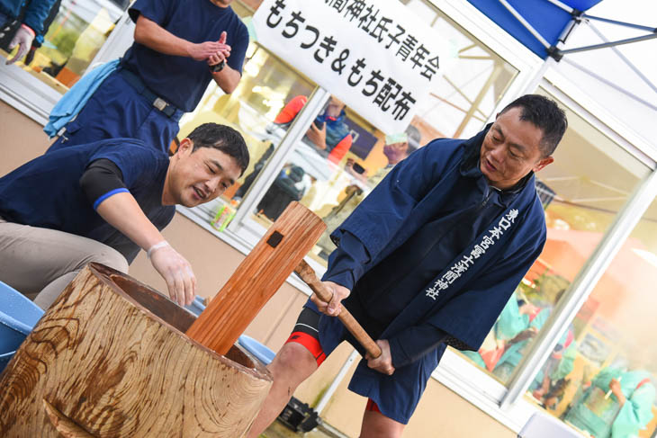 レース後のランチパーティー恒例の餅つき体験