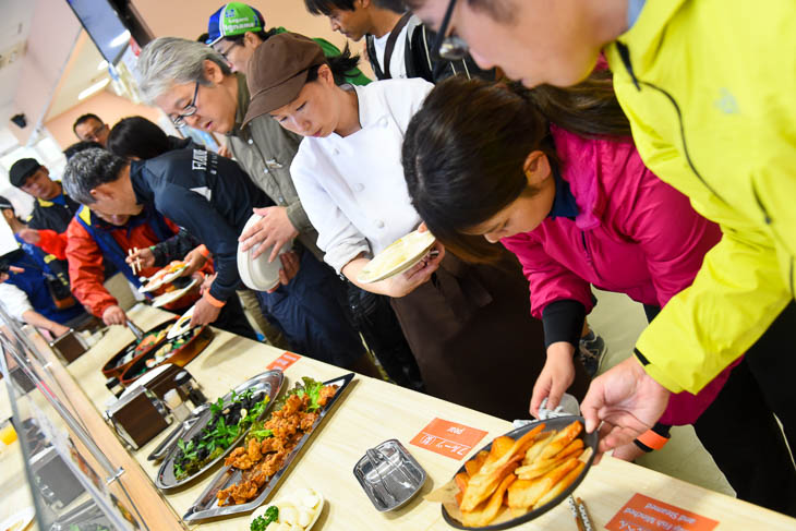 ランチパーティーでは静岡名物などが振るまわれ、お腹をすかせた参加者の胃袋へ