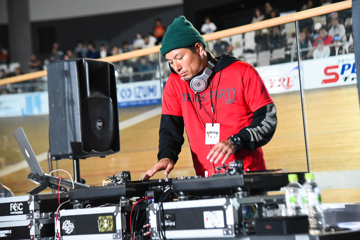 DJ が音楽でレースと場内を盛り上げる