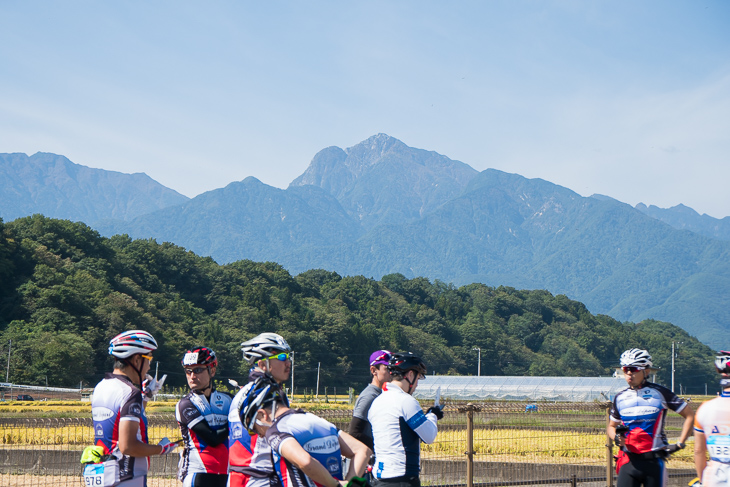 常に山並みを眺めながらの一日。天気も良く、気温も上がってきた