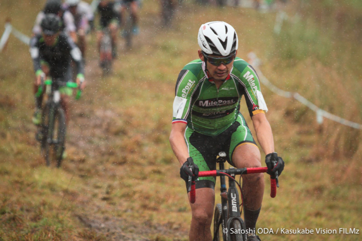 スタート直後から独走態勢に入った山中真(MilePost BMC Racing)