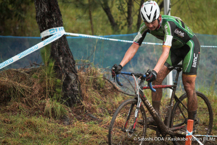 周回を追うごとに 2位との差を広げる山中真(MilePost BMC Racing)