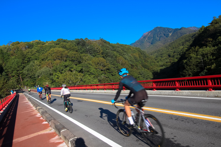 東沢大橋から八ヶ岳へ向けて視界が開けると、空は紺碧といっていいほどの透き通ったブルー！