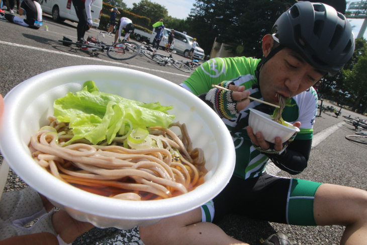 レタスを入れてレタス蕎麦のできあがり。みずみずしい食感が嬉しい