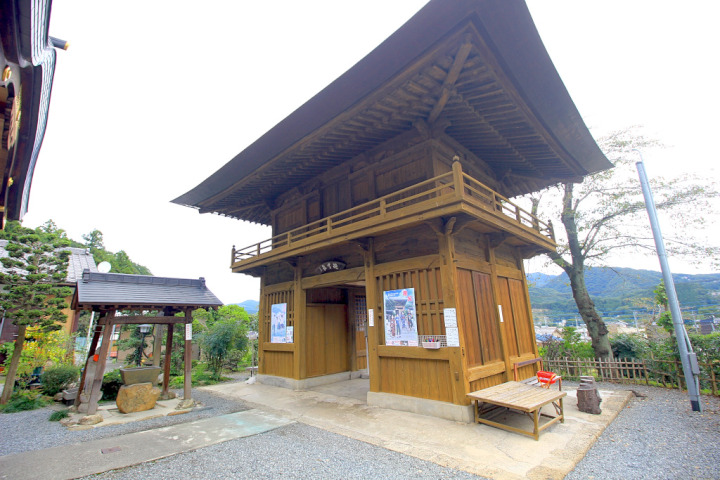 大慈寺の仁王門は2階建ての樓門形式で小さいながらもどっしりと重厚な造りです