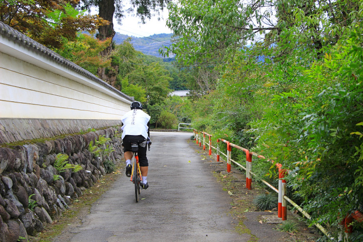 12番札所の本堂と同じ白い塀に沿って自転車を進めます