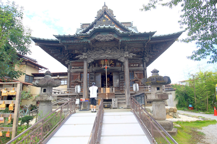 慈眼寺の本堂は三間四面の大きさで表軒唐破風つきの入母屋造りと堂々たる風格が持ち味です