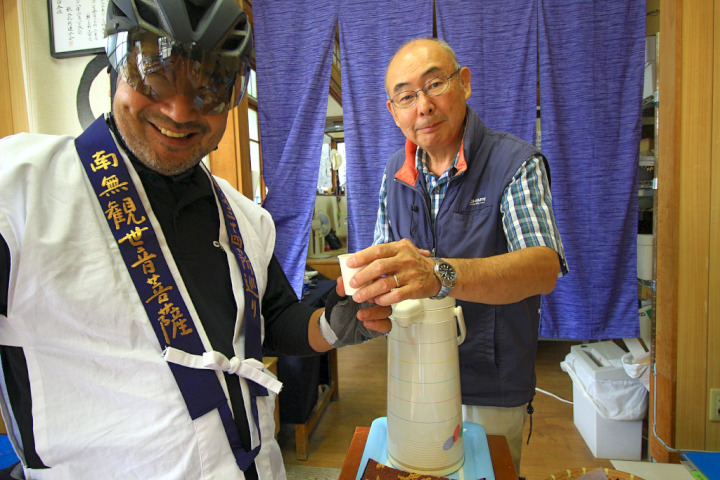 納経所ではメグスリノキ樹皮のエキス入りの茶を頂きます。独特なお味でした