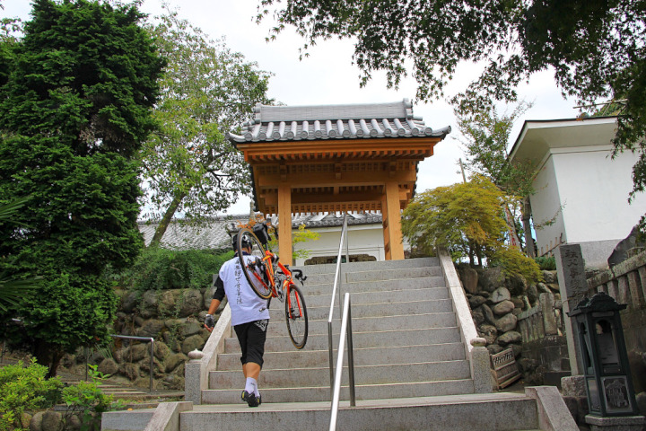 秩父札所十五番 ”少林寺(しょうりんじ)”は西武鉄道の踏切を越え綺麗に整備された石段の先にあります