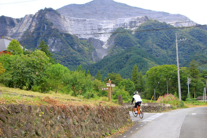 日本武尊の伝説を持つ武甲山は良質な石灰岩が採掘出来るため、岩肌を大きく削られています