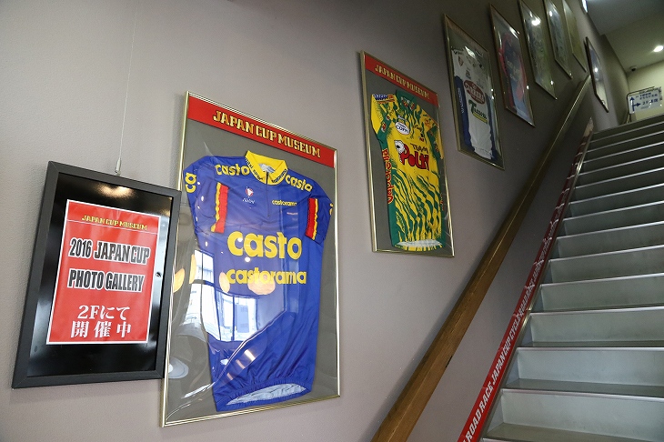 二階への階段にもジャパンカップゆかりのジャージが展示される