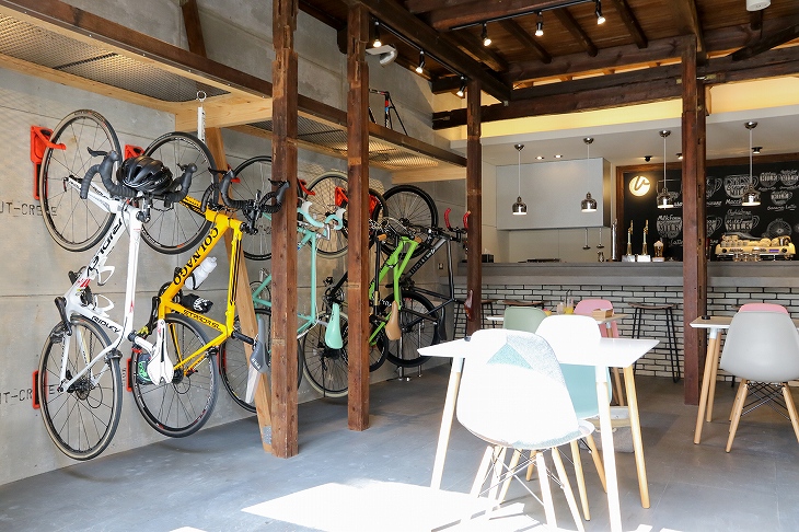 バイクごと入店できるVELO CAFÉ