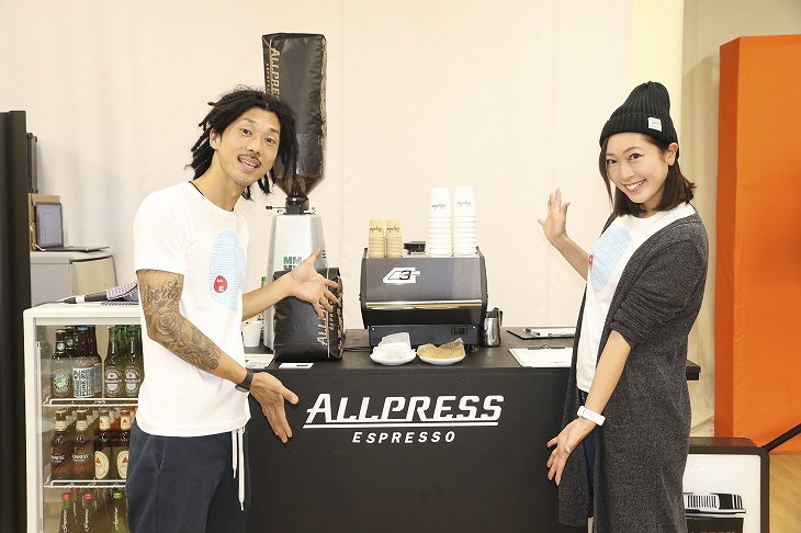 オールプレスのバリスタ、清隆さん（左）