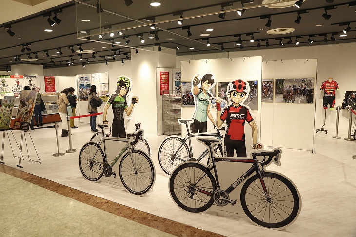 物販コーナーと展示コーナーに分けられる弱虫ペダルスペシャルショップ